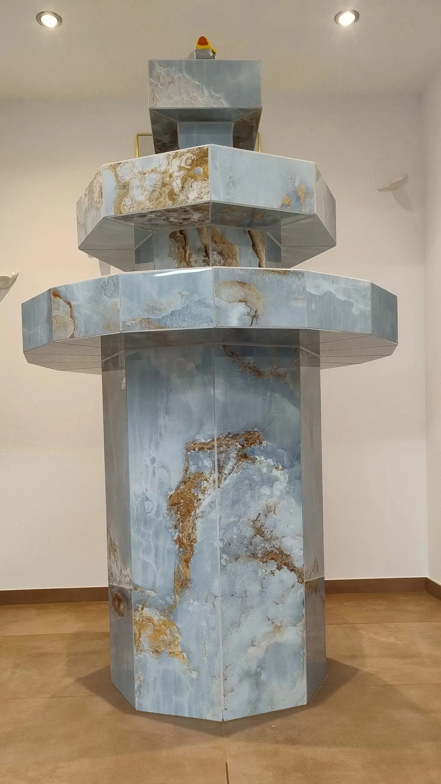 Fertiger Brunnen aus Feinsteinzeug in blauer Onyx-Optik, ausgestellt in der Handwerkskammer Südwestfalen